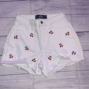 Hollister Cherry High Rise Mom Shorts NWT🍒